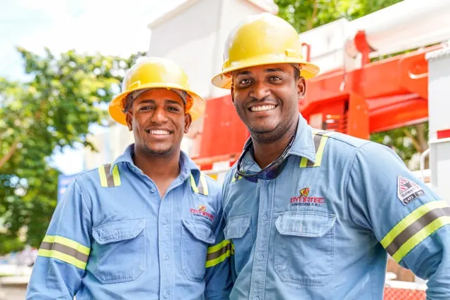 Dashboard de payroll mostrando processamento de salários, relatórios financeiros e métricas de RH